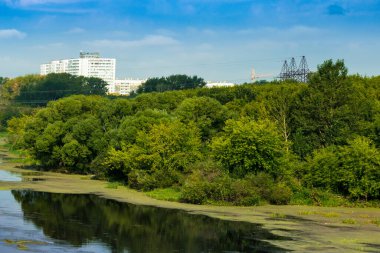 Manzara, öğleden sonra nehir manzarası. Fotoğraf Miass Nehri 'nin kıyısında çekildi. Chelyabinsk, Rossi.