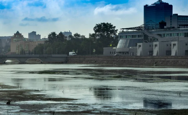 Manzara, şehir merkezindeki nehir manzarası, Miass nehrinin kıyılarında çekilmiş fotoğraf, Chelyabinsk, Rusya.