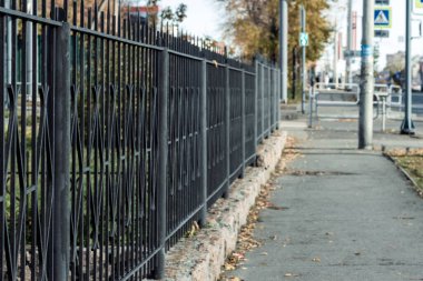 Yürüyüş yolu, Rusya 'nın Chelyabinsk şehrinde çekilen metal çit boyunca uzanıyor..