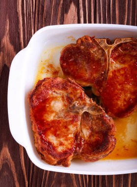 Kavrulmuş domuz pirzolası teneke içinde bir kemik üzerinde