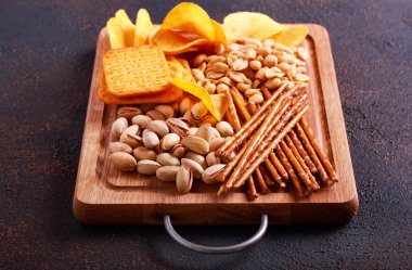 Çeşitli aperatifler ahşap tahta üzerinde