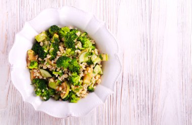 Brokoli, kabak, salatalık ve bulgur salatası plaka üzerinde