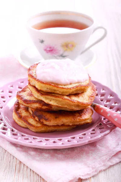 Panqueques Plátano Con Yogur Encima Servidos — Foto de Stock