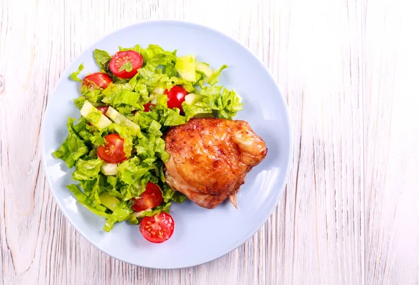 Roasted Chicken Thigh Salad Plate Top View — Stock Photo, Image