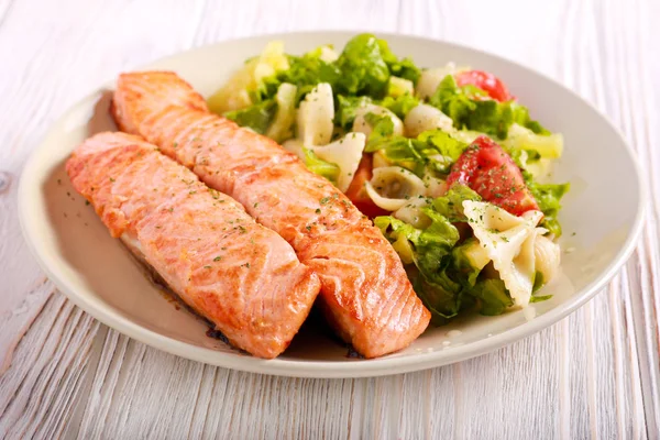 Ensalada Salmón Frito Pasta Plato — Foto de Stock