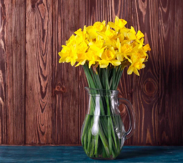 Amarelo Narcisos Flores Frasco Sobre Fundo Madeira Marrom — Fotografia de Stock