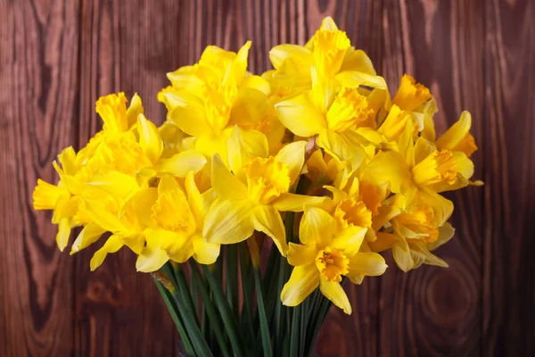 Amarelo Narcisos Flores Sobre Marrom Fundo Madeira — Fotografia de Stock