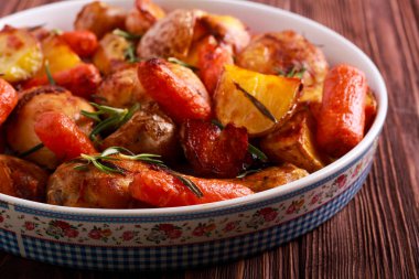 Kızartma tavuk drumsticks havuç ve patates ile