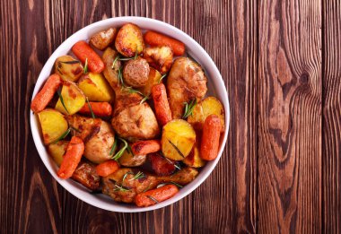 Kızartma tavuk drumsticks havuç ve patates ile