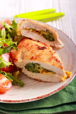 Brokoli, peynir ve Salata tavuk göğsü dolması