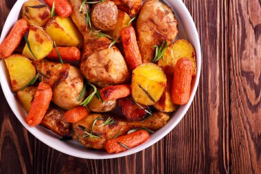 Kızartma tavuk drumsticks havuç ve patates ile