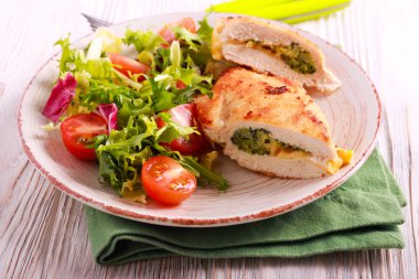 Brokoli, peynir ve Salata tavuk göğsü dolması