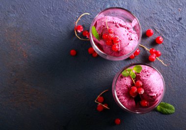 Berry dondurma karanlık dokulu arka plan üzerinde gözlük