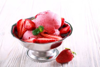 Bir kase çilek Berry dondurma