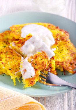 Plaka üzerinde yoğurtlu kabak ve Peynirli börek