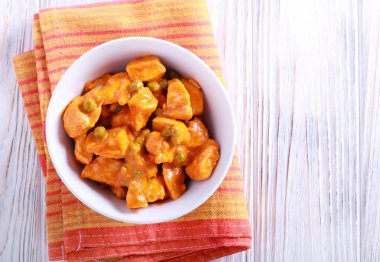 Tavuk fileto ve bezelye bir kapta köri