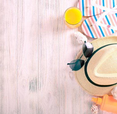 Yaz tatil kavramı arka plan: şapka, güneş gözlüğü, güneş koruyucu krem ve suyu