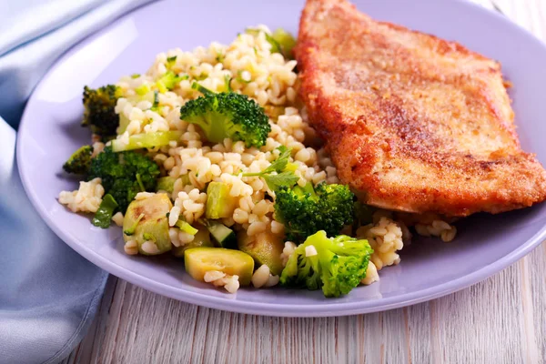 Broccoli Zucchini Bulgur Salad Fried Turkey Breast — Stock Photo, Image