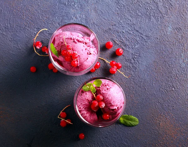 Helado Bayas Vasos Sobre Fondo Textura Oscura —  Fotos de Stock