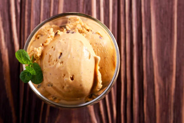 Salted Caramel Ice Cream Chocolate Chips Glass — Stock Photo, Image