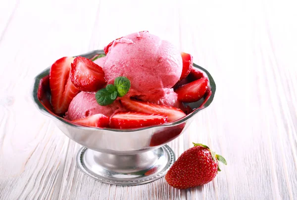 Bir Kase Çilek Berry Dondurma — Stok fotoğraf