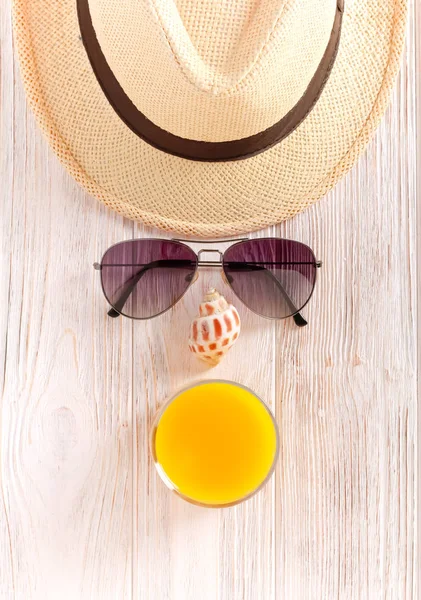 Fondo Concepto Vacaciones Verano Sombrero Gafas Sol Jugo —  Fotos de Stock