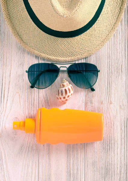 Fondo Concepto Vacaciones Verano Sombrero Gafas Sol Crema Protector Solar —  Fotos de Stock