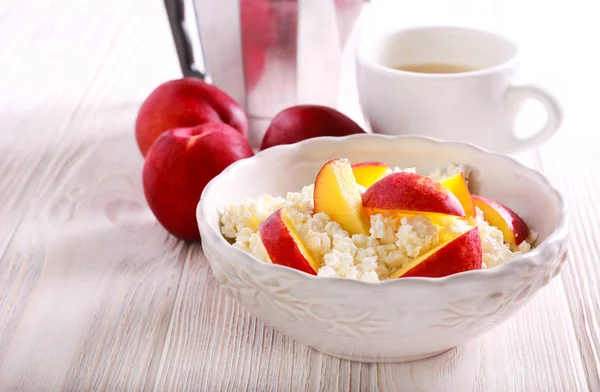 Quark Mit Geschnittenen Nektarinen Einer Schüssel — Stockfoto