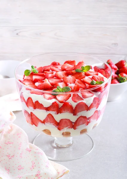 Erdbeer Dessert Einem Teller Auf Dem Tisch — Stockfoto