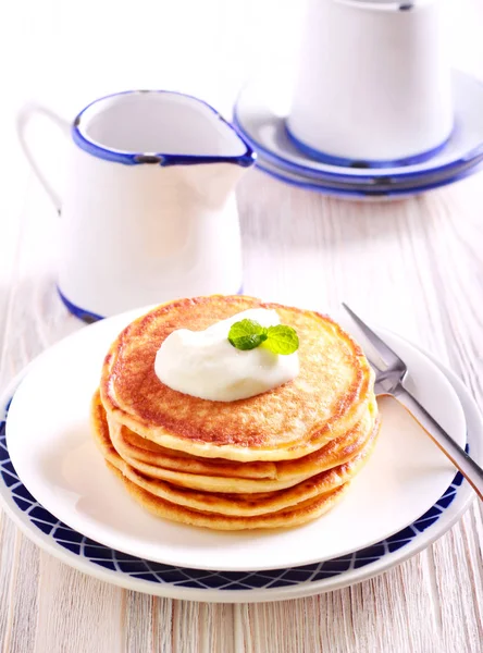 Buttermilch Pfannkuchen Mit Sahne Drauf Serviert — Stockfoto