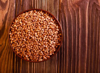 Tahta bir kasede çiğ karabuğday