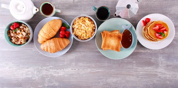 Sweet Frukostar Bord Pannkakor Rostat Bröd Gröt Croissanter Och Cornflakes — Stockfoto