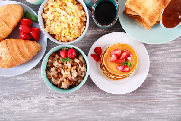 Desayunos Dulces Mesa Tortitas Tostadas Gachas Croissants Copos Maíz —  Fotos de Stock