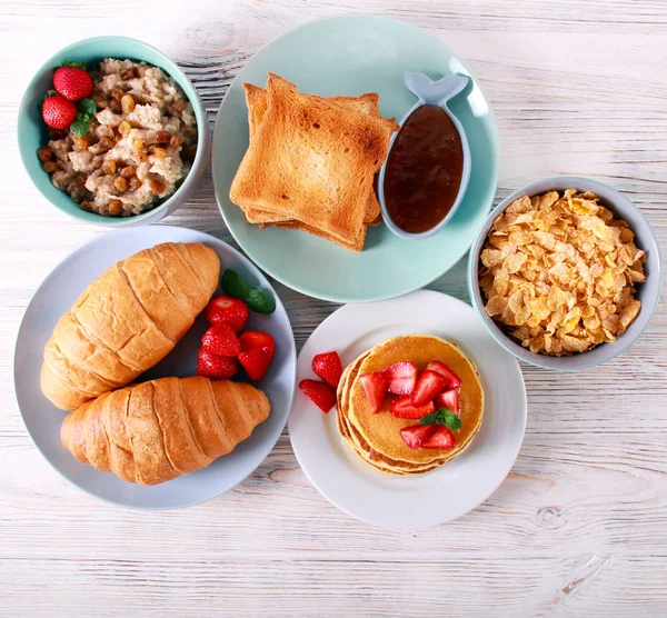 Sweet Frukostar Bord Pannkakor Rostat Bröd Gröt Croissanter Och Cornflakes — Stockfoto