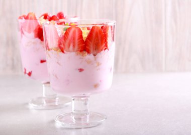 Çilek ve yoğurt tatlı masasında bardaklarda