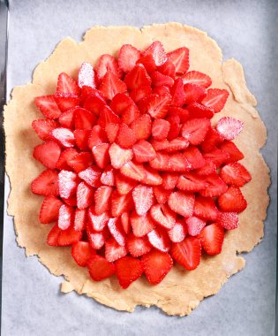 Kagit üzerinde ham çilek ile çilek, çiğ hamur işi tatlı pasta yapma