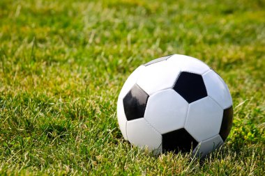 Doğal çim üzerinde siyah beyaz futbol topu