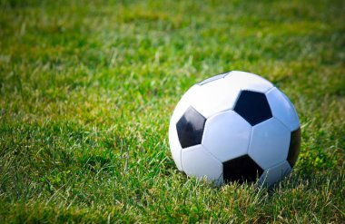 Doğal çim üzerinde siyah beyaz futbol topu