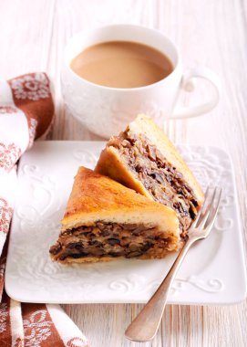 Plaka ve kahve fincan ceviz gibi hamur işleri