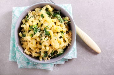 Kremalı ıspanak makarna bir kapta, üstten görünüm