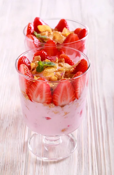 Çilek ve yoğurt tatlı masasında bardaklarda