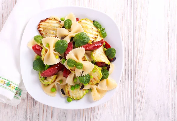 Farfalle Pea Zucchini Sausage Salad Plate — Stock Photo, Image