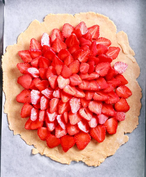 Kagit üzerinde ham çilek ile çilek, çiğ hamur işi tatlı pasta yapma