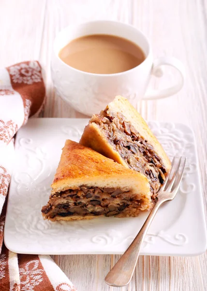 Plaka ve kahve fincan ceviz gibi hamur işleri