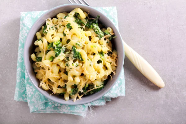 Kremalı ıspanak makarna bir kapta, üstten görünüm
