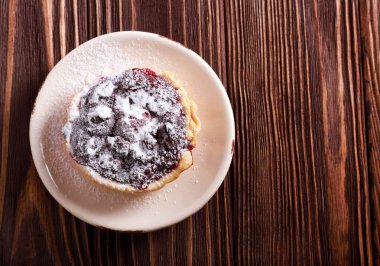 Krema şeker üstüne ile mini vişneli tart