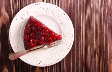 Kiraz çikolata kek ters tabağa dilimlenmiş