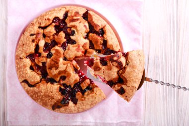 Meyve ve meyve sünger kek, tabağa dilimlenmiş