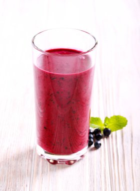 Berry güler yüzlü bir cam masa üzerinde