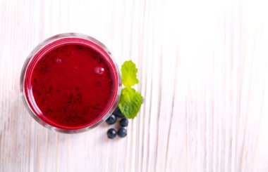 Berry güler yüzlü bir cam masa üzerinde